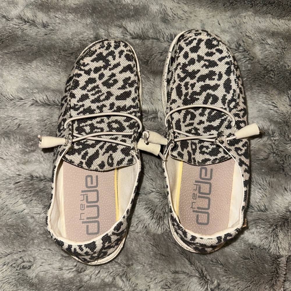 women’s size 8 ‘Hey dude’ cheetah grey wendy shoes